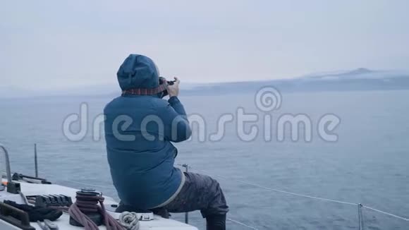 海上航行中的人在船后景拍摄风景照片视频的预览图