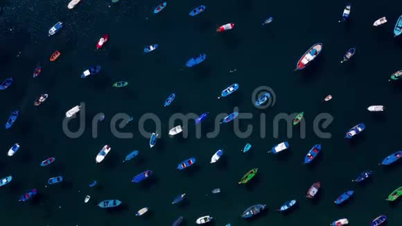 沿海停泊船只的高空超移西班牙西班牙加那利夫特雷斯塔斯视频的预览图