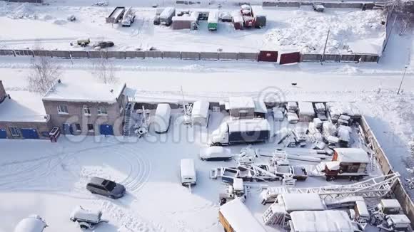 在一个下雪的冬天建筑设备矗立在旧工厂的领土上视频的预览图