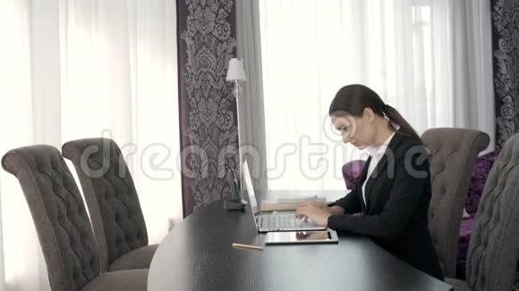 在办公室工作的妇女在现代总统套房工作的年轻自由职业者视频的预览图