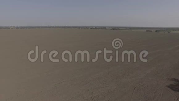 四架直升机在不同类型的农业领域飞行空中摄影CLog4K视频的预览图