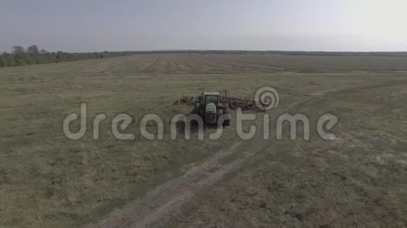 拖拉机还站在草地中间四架飞机飞起来从4K的CLog上空牵引拖拉机视频的预览图