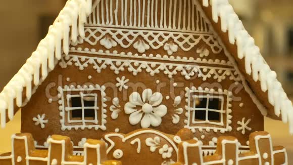 姜饼屋和小屋蛋糕很漂亮栅栏上有一个储蓄罐上面装饰着一层白色的糖果糖霜视频的预览图