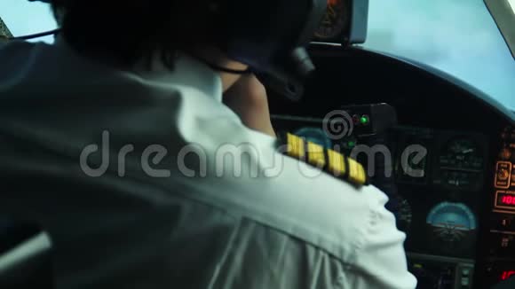 男性飞行员检查控制面板向飞行调度员报告情况视频的预览图
