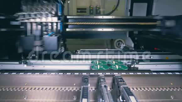 工厂机器正在制造电子板视频的预览图