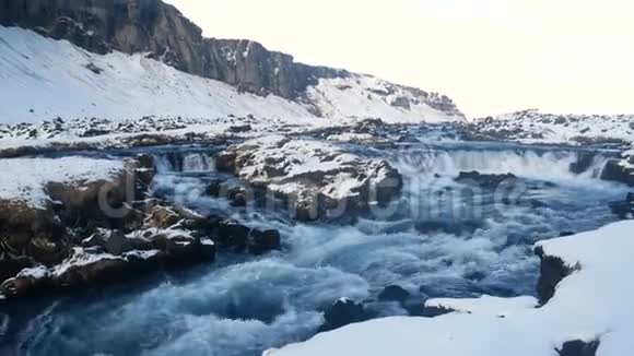 瀑布河冬天视频的预览图