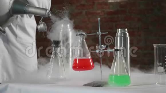 科学家在实验室将液氮倒入钢制保温瓶视频的预览图