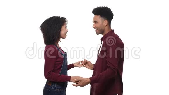 动作慢的非裔美国人漂亮的年轻夫妇喜欢在白色的工作室背景下跳舞视频的预览图