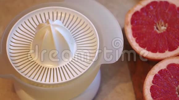 厨师榨出柚子汁视频的预览图