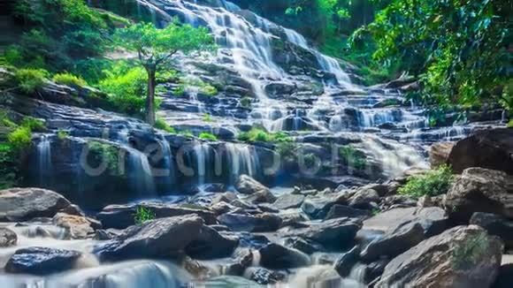 泰国清迈因塔农国家公园著名瀑布放大视频的预览图