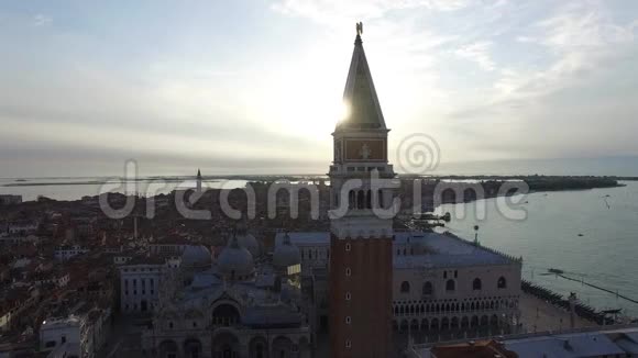 空中飞行美丽的威尼斯圣马克广场和钟楼日出4K视频的预览图