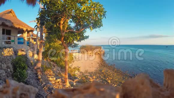 马拉帕斯夸岛菲律宾海滩日落时间游客和船只交通视频的预览图