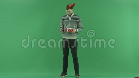 小胡子男用生日礼物自拍绿色彩色钥匙背景视频的预览图