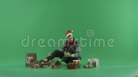 年轻的大胡子伤心人打开坏生日礼物绿色关键背景视频的预览图