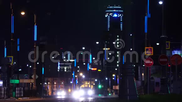 在夜晚的城市用灯光观看库存录像现代建筑背景下的灯光小径视频的预览图