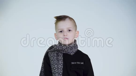 一个滑稽的小男孩用手在白色背景上对着镜头做手势视频的预览图