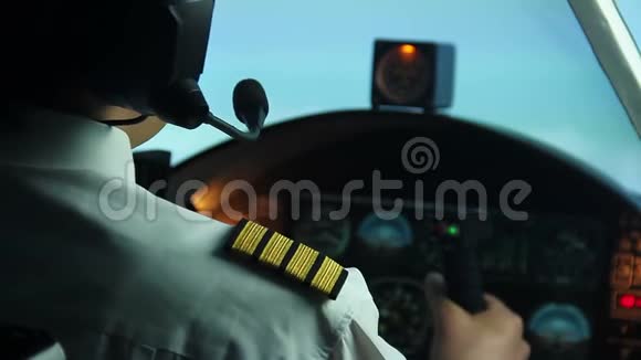 飞行员收到调度员的信息继续飞行空运视频的预览图