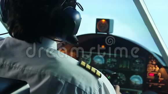 紧张的飞行员试图降落在飞机上用无线电与调度员交谈视频的预览图