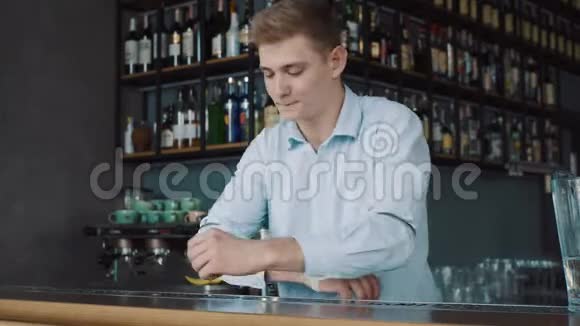 柜台后面一个快乐的年轻酒保的画像视频的预览图