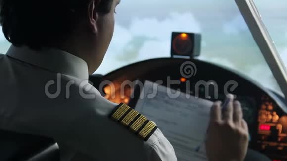飞机机长在飞行计划自动驾驶交通工具中写下信息视频的预览图