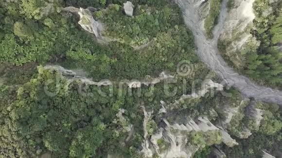 自上而下的空中新西兰山脉视频的预览图