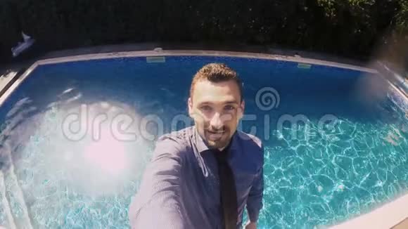 一个在游泳池里摔倒的商人视频的预览图