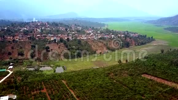 在绿色的山谷中Dran从种植园飞到城镇视频的预览图