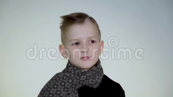 一个滑稽的小男孩用手在白色背景上对着镜头做手势视频的预览图