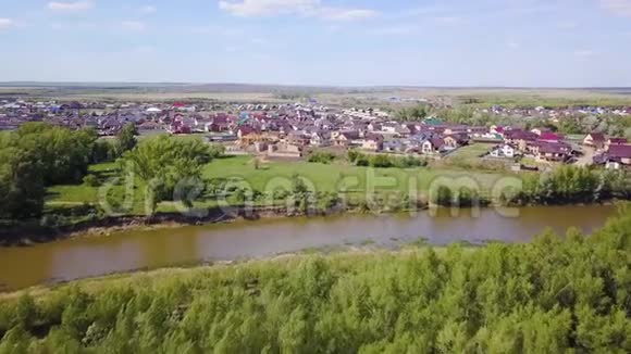 农村的河谷剪辑乡村的河景美丽的夏日时光视频的预览图