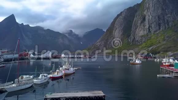 带渔船和美丽岩石的海湾的鸟瞰图视频的预览图