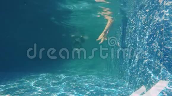 穿西装的人在水里游泳嘴里放着一张纸视频的预览图