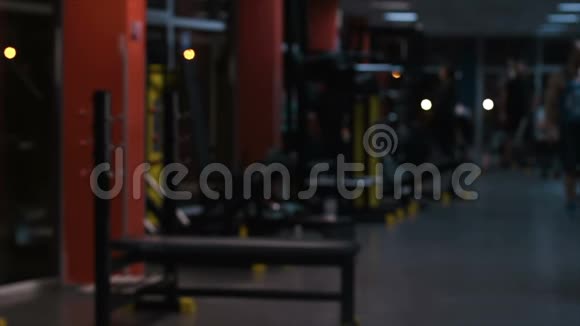 成功的男性健美运动员在健身房散步在镜头前微笑运动生活方式视频的预览图