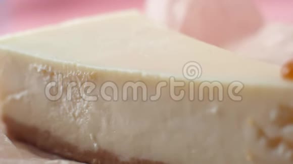 美味的奶酪蛋糕切片这是由细流的焦糖酱浇注框架特写视频的预览图