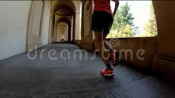 运动装女人跑步视频的预览图