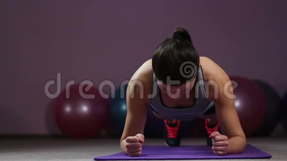 体育运动的女性在健身房锻炼健康的生活方式视频的预览图