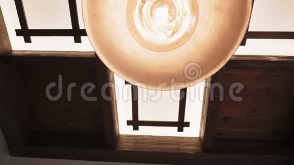 吊灯中的白炽灯特写慢镜头视频视频的预览图