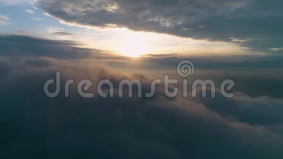 日出时在灰色的乌云上向前飞视频的预览图