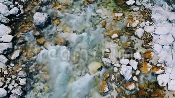 底部的岩石被小溪冲刷视频的预览图