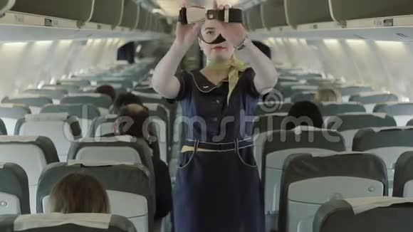布鲁内特空姐用安全带进行操纵视频的预览图