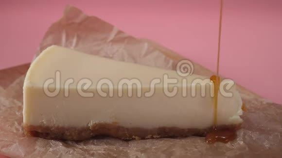 美味的奶酪蛋糕切片这是由细流的焦糖酱浇注框架特写视频的预览图