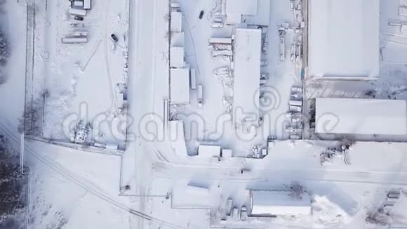 工业建筑和机库工业区在这个城市的一个下雪的冬天视频的预览图