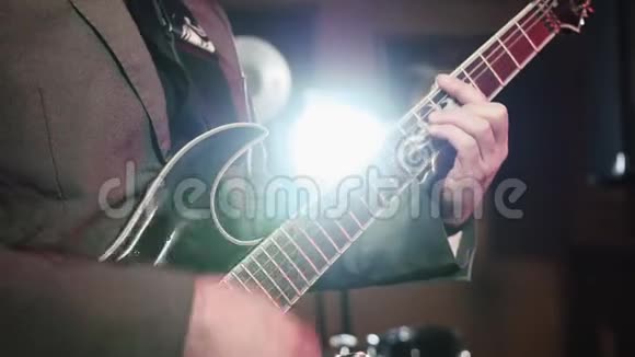 近距离观看男性手弹吉他与调解人吉他手在舞台上表演视频的预览图