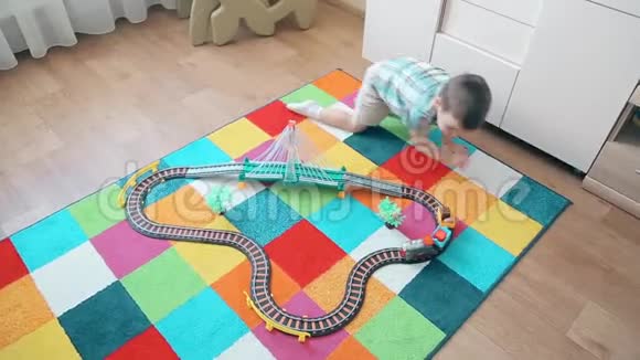 一个小男孩在火车上玩耍追着他追到了后面视频的预览图