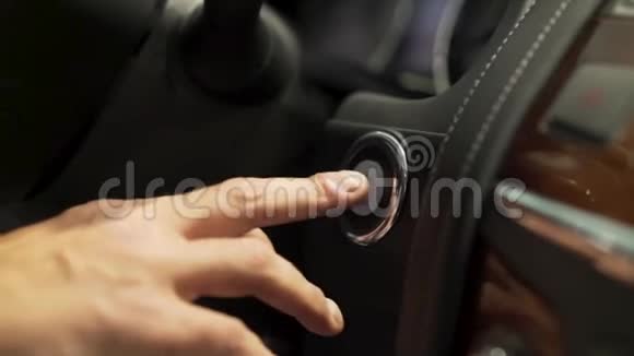 贴近汽车驾驶员发动发动机的现代车辆现代科技理念库存手指视频的预览图
