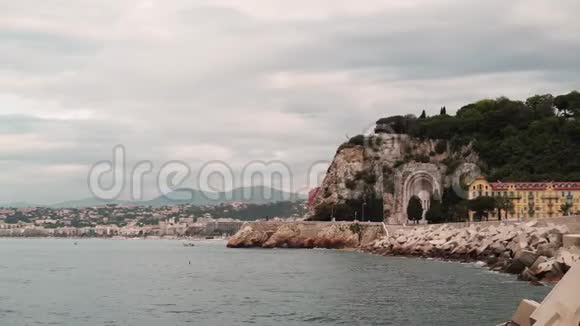 划艇上的人美丽的海岸线全景和春天的景色法国视频的预览图