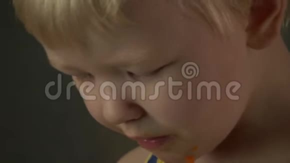 可爱的金发婴儿正在吃生胡萝卜以增强他的视力美味的素食视频的预览图