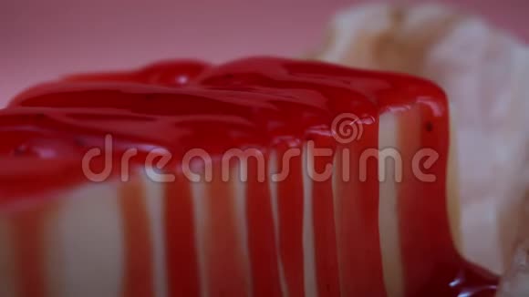 自制芝士蛋糕的特写上面覆盖着粉红色背景的浆果果酱框架美味的甜点视频的预览图