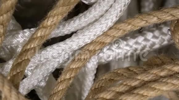 旋转套绳的棕色白色的形式螺旋特写绳索背景设计视频的预览图
