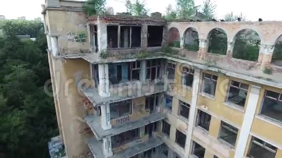 从上面看旧的废弃的建筑男人和女人站在顶层录像空中景观视频的预览图