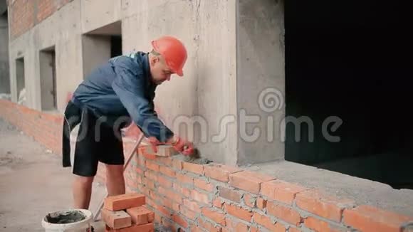建设者放一堵砖墙视频的预览图